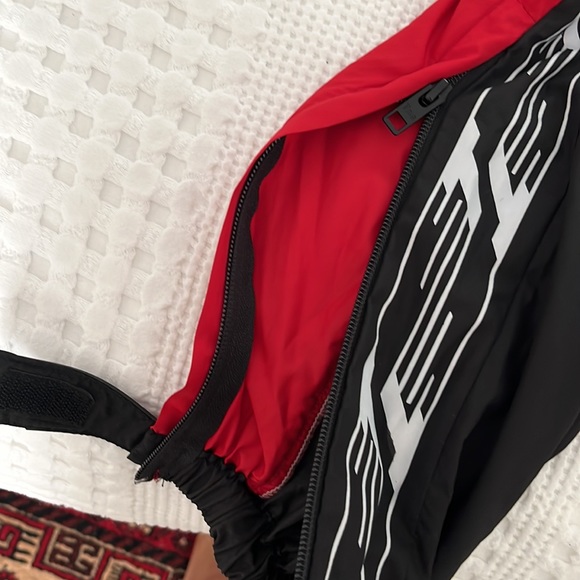 Great women’s wind pants the go-to for campus or out of the trail. Relaxed fit. - Picture 8 of 8